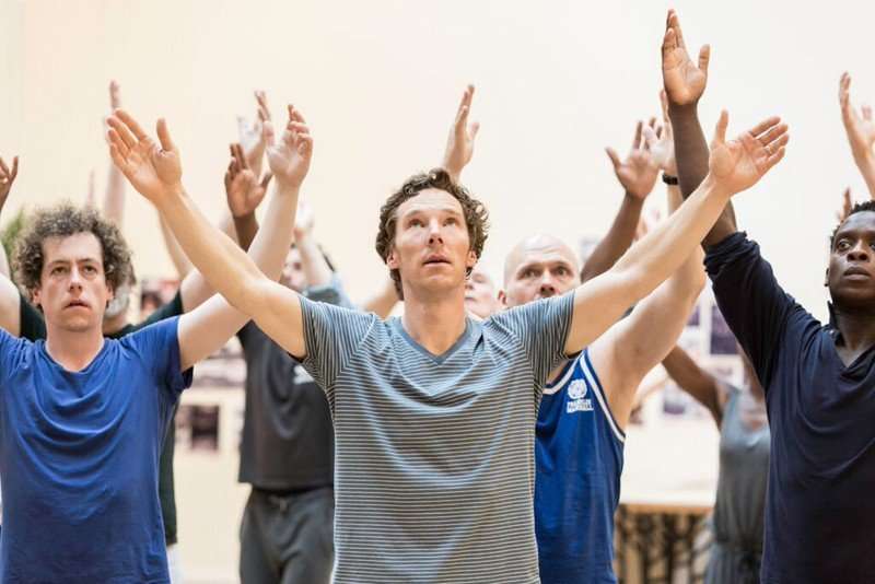 centre Benedict Cumberbatch (Hamlet) and cast Photo credit: Johan Persson