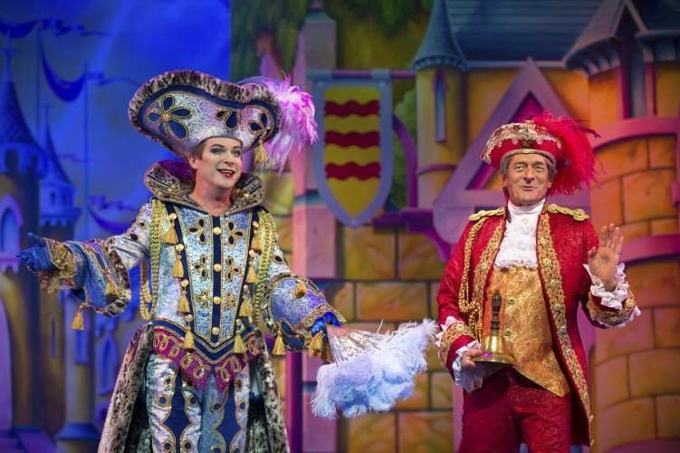 l-r Julian Clary (Dandini), Nigel Havers (Lord Chamberlain)