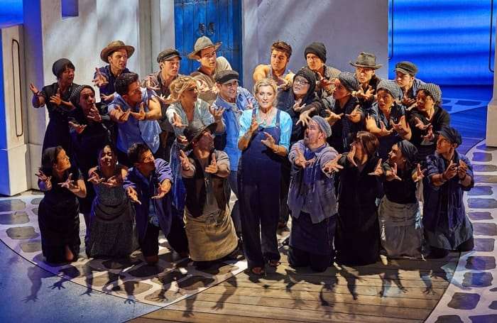 Sara Poyzer as Donna (centre) with the cast of MAMMA MIA! Credit Brinkhoff & Mögenburg
