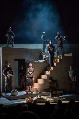 Antony & Cleopatra cast. Image by Johan Persson