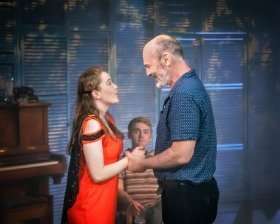 Eleanor Walsh as Jenny & Jerome Pradon as George in Aspects of Love