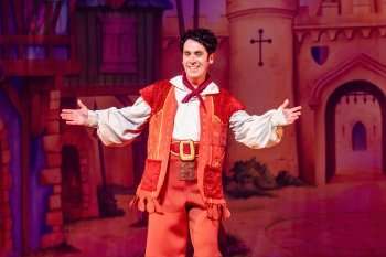 Pete Firman in Robin Hood at New Wimbledon Theatre