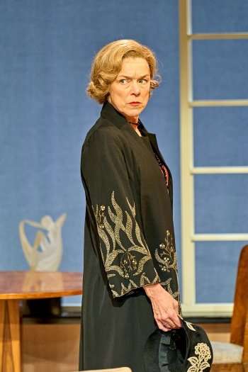 Janie Dee (Julia Steroll) - credit Manuel Harlan
