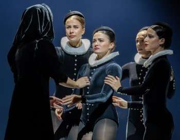L to R Roseanna Leney as Mary with Hannah Cubitt, Alice Kawalek, Melissa Polson and Danila Marzilli in Scottish Ballet's Mary, Queen of Scots. Credit Andy Ross